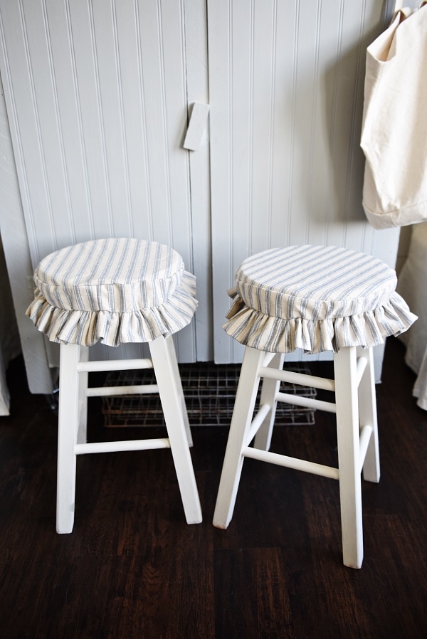 Basic wood stool makeover - How to transform any basic wood stool into a rustic farmhouse style stool quickly and easily! A great way to add farmhouse and cottage charm to any room. A great pin for furniture makeovers! 