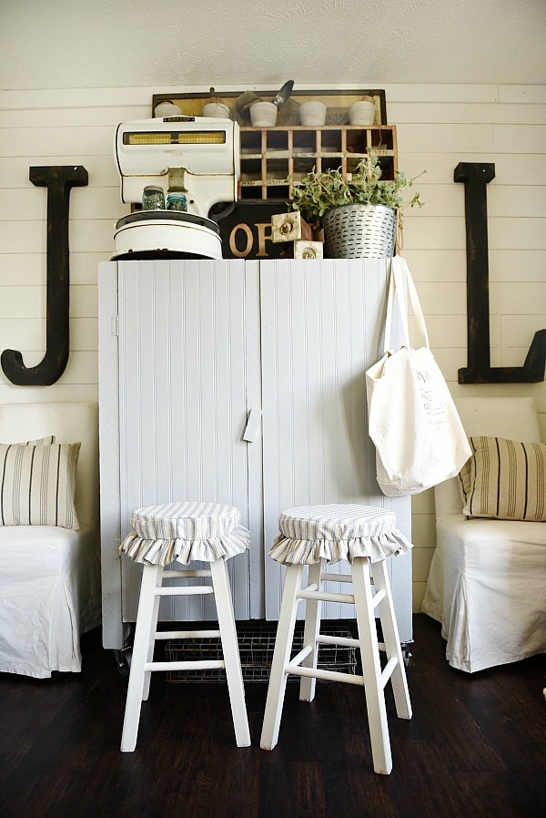 Basic wood stool makeover - How to transform any basic wood stool into a rustic farmhouse style stool quickly and easily! A great way to add farmhouse and cottage charm to any room. A great pin for furniture makeovers! 