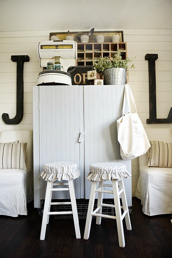 Basic wood stool makeover - How to transform any basic wood stool into a rustic farmhouse style stool quickly and easily! A great way to add farmhouse and cottage charm to any room. A great pin for furniture makeovers! 