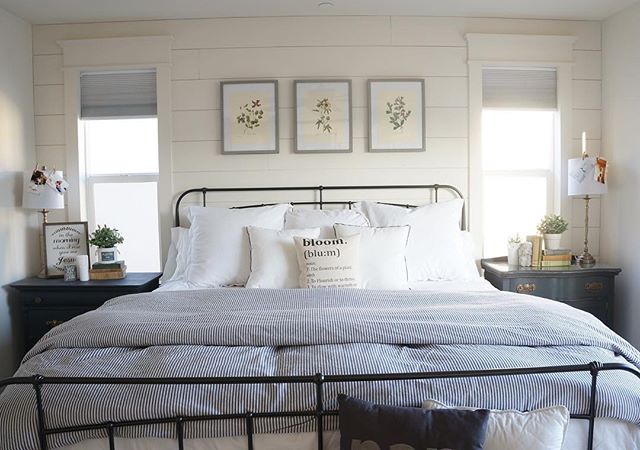 Cozy Cottage Home tour - Come tour this lovely cozy cottage filled with neutral & rustic home decor with vintage pieces. A must see & a must pin for future farmhouse style & cottage style home decor projects!