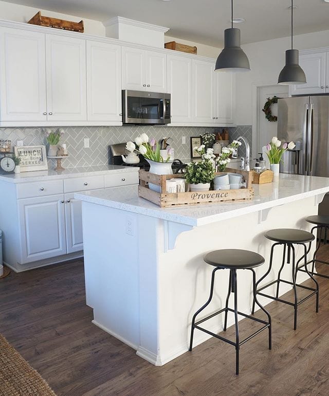 Cozy Cottage Home tour - Come tour this lovely cozy cottage filled with neutral & rustic home decor with vintage pieces. A must see & a must pin for future farmhouse style & cottage style home decor projects!