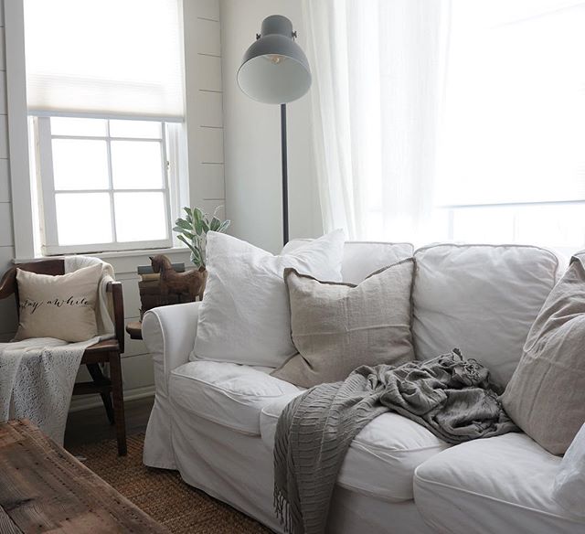 Cozy Cottage Home tour - Come tour this lovely cozy cottage filled with neutral & rustic home decor with vintage pieces. A must see & a must pin for future farmhouse style & cottage style home decor projects!