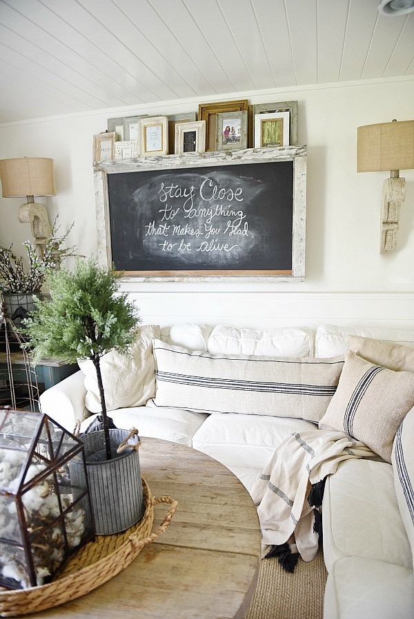 How to give any house farmhouse style - Great tips on how to make any home look like a farmhouse! A must pin for a great blog with farmhouse style tips & tricks. 