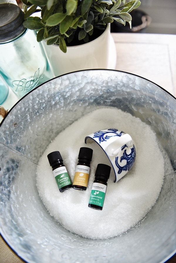 DIY epsom salt - great recipes for detoxifying epsom salt soak. A must pin for relaxing & calming bath soaks the natural way! 