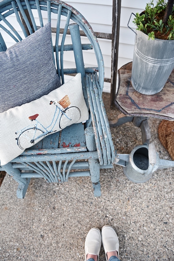 Lovely simple spring & summer porch. A great farmhouse style & cottage style front porch decor using found & new items. Pops of faux greenery so it's low maintenance too!