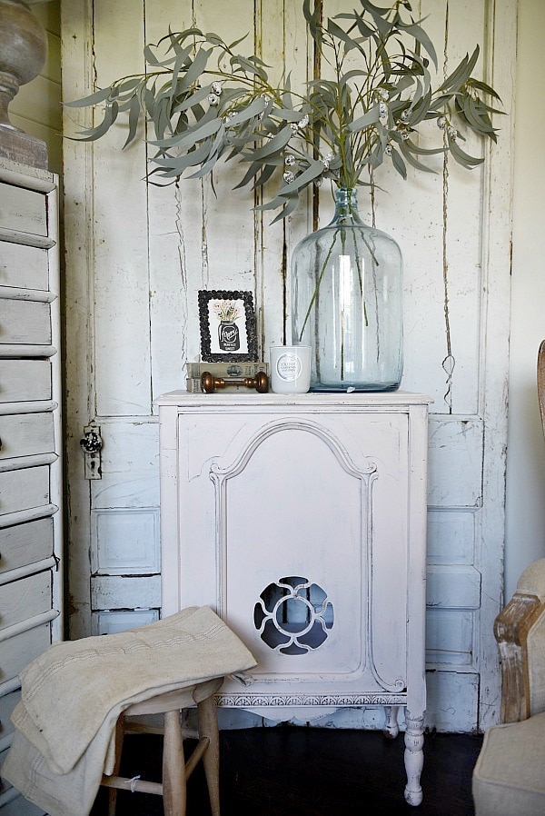 Vintage Radio turned bookshelf - A great piece for a nightstand, shelving, & so much more. Makeover done with the new Magnolia paint in Antique Rose the best blush pink paint color. 