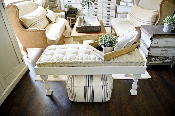 Super simple DIY farmhouse bench - a great pin to make a diy farmhouse bench great for a living room, porch, dining room, end of a bed, & so much more! 