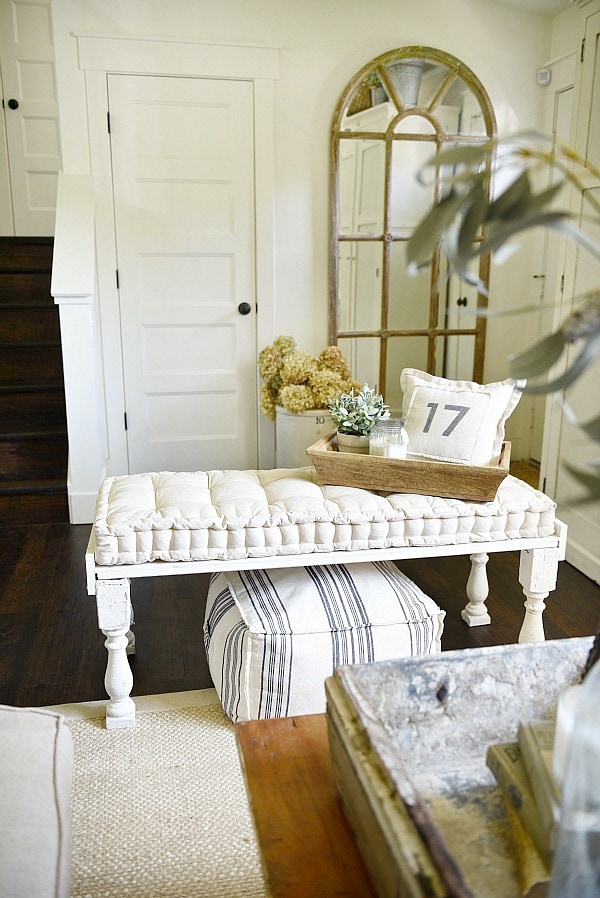 Super simple DIY farmhouse bench - a great pin to make a diy farmhouse bench great for a living room, porch, dining room, end of a bed, & so much more! 