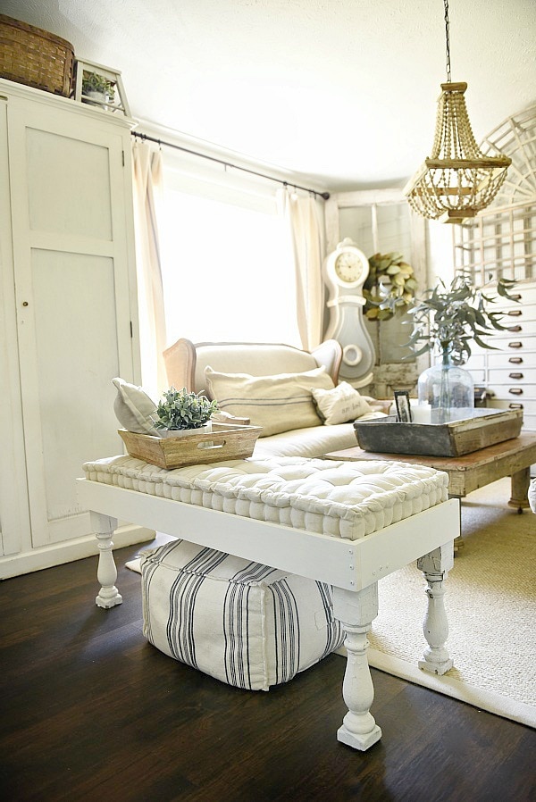 Super simple DIY farmhouse bench - a great pin to make a diy farmhouse bench great for a living room, porch, dining room, end of a bed, & so much more! 