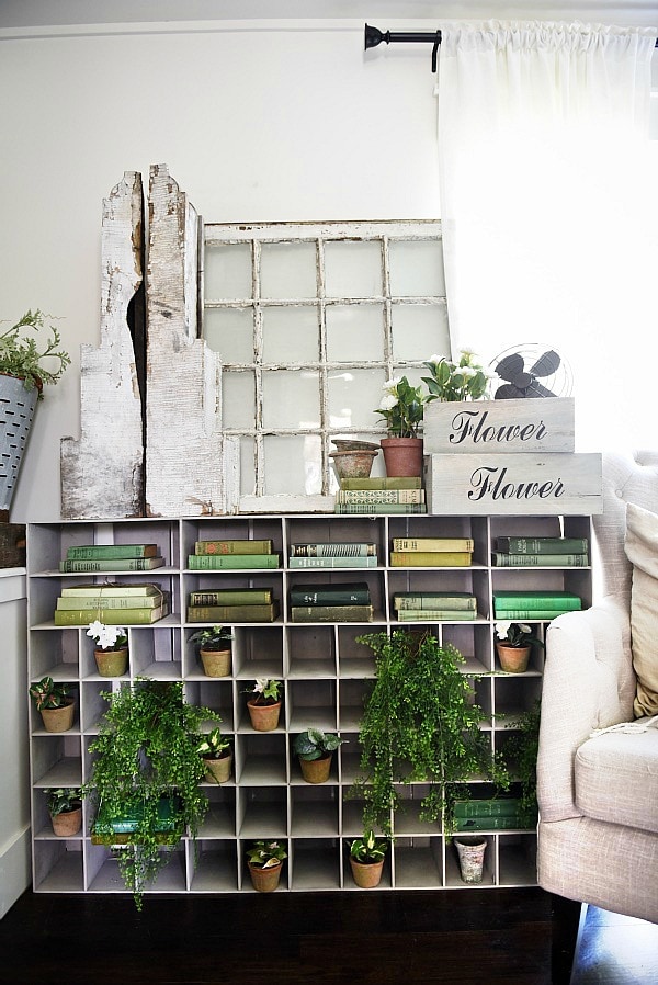 DIY Cubbies makeover - Great for any room of the house & could have so many different uses. This one is styled with vintage finds & greenery for spring/summer. A great pin for farmhouse style ideas! 