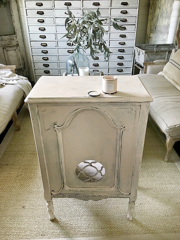 Vintage Radio turned bookshelf - A great piece for a nightstand, shelving, & so much more. Makeover done with the new Magnolia paint in Antique Rose the best blush pink paint color. 