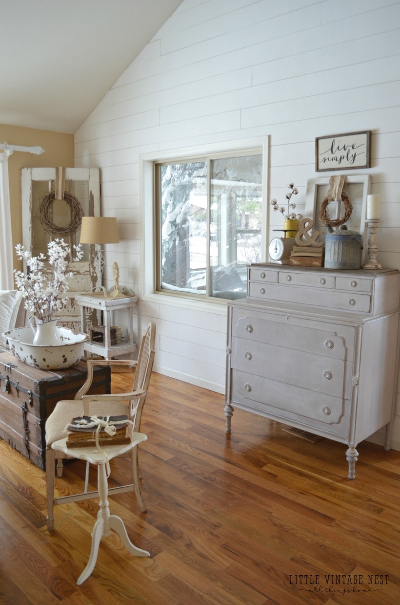 Sunny cottage home tour - Take this lovely home tour of a beautiful rustic home. A must pin for cottage decor inspiration 