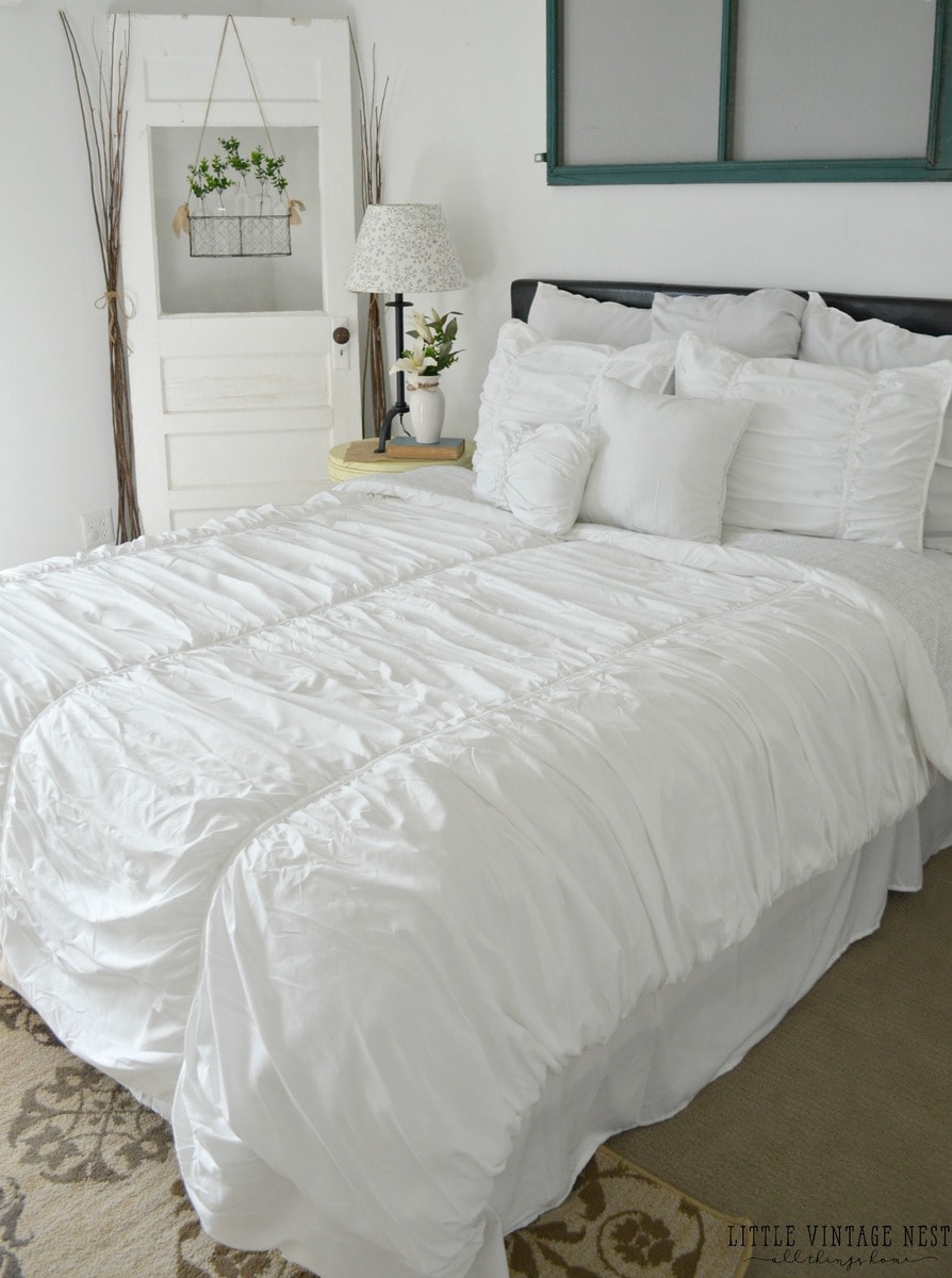 Sunny cottage home tour - Take this lovely home tour of a beautiful rustic home. A must pin for cottage decor inspiration 