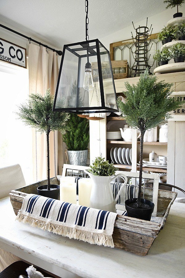 How to give any house farmhouse style - Great tips on how to make any home look like a farmhouse! A must pin for a great blog with farmhouse style tips & tricks. 