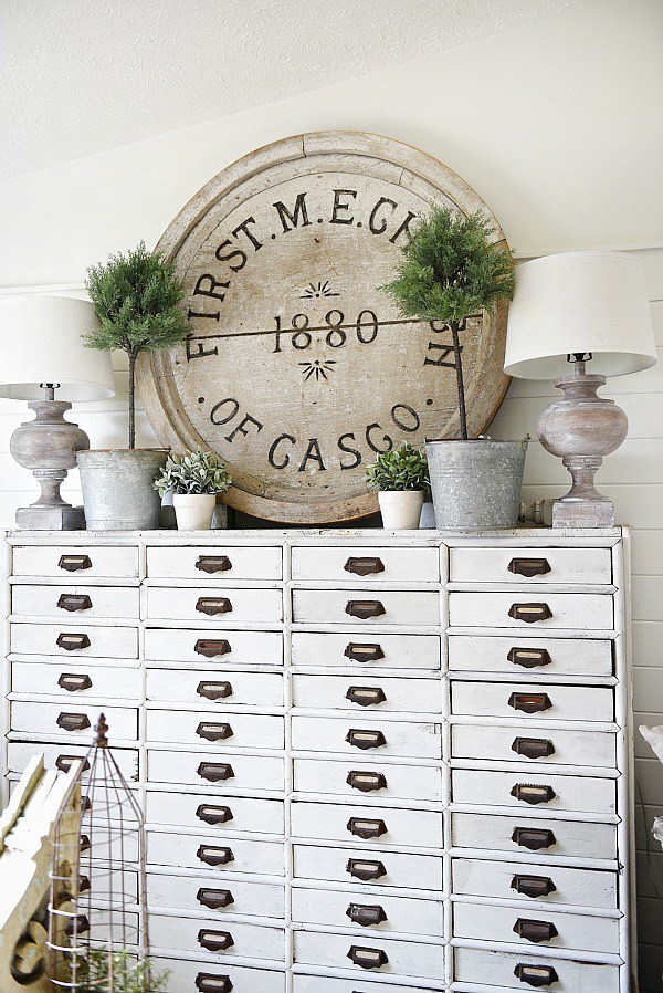 How to give any house farmhouse style - Great tips on how to make any home look like a farmhouse! A must pin for a great blog with farmhouse style tips & tricks. 