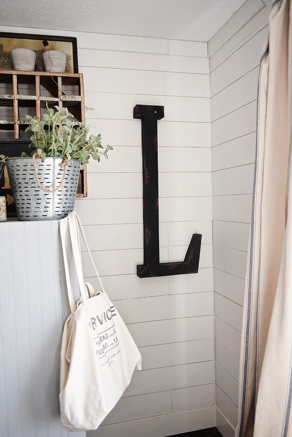 How to give any house farmhouse style - Great tips on how to make any home look like a farmhouse! A must pin for a great blog with farmhouse style tips & tricks. 