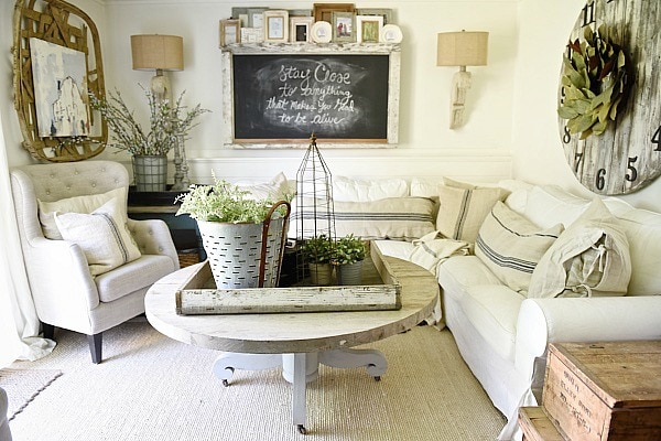 How to give any house farmhouse style - Great tips on how to make any home look like a farmhouse! A must pin for a great blog with farmhouse style tips & tricks. 