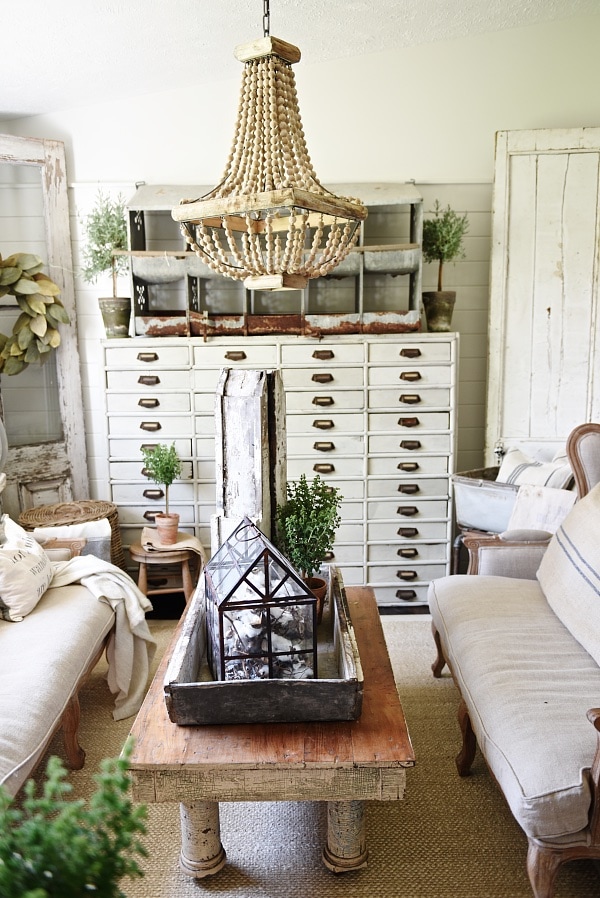 Rustic farmhouse living room - see how to create this cozy living room with a mix of old & new items. A must pin for farmhouse decor! 