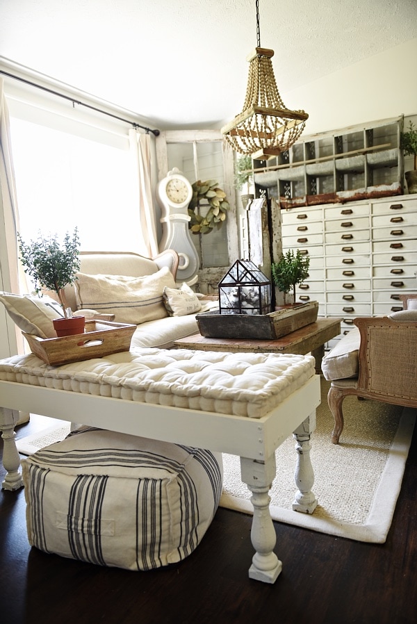 Rustic farmhouse living room - see how to create this cozy living room with a mix of old & new items. A must pin for farmhouse decor! 