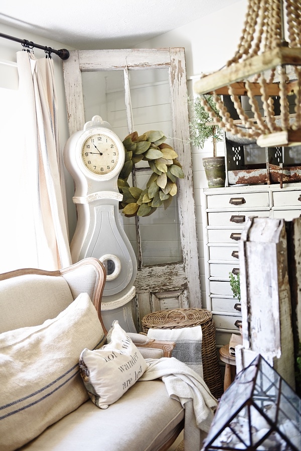 Rustic farmhouse living room - see how to create this cozy living room with a mix of old & new items. A must pin for farmhouse decor! 