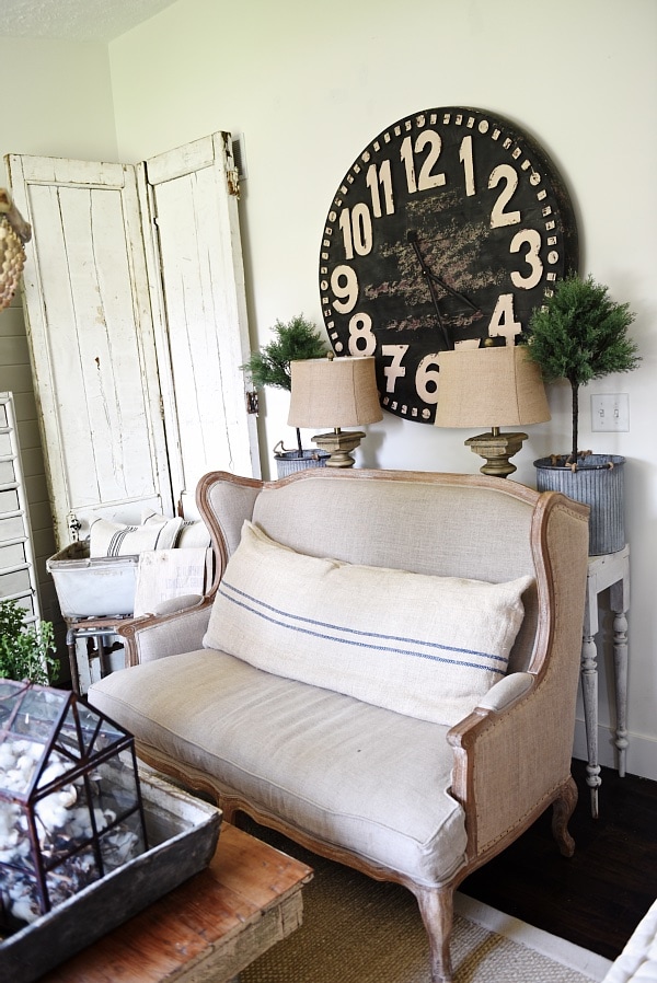 Rustic farmhouse living room - see how to create this cozy living room with a mix of old & new items. A must pin for farmhouse decor! 