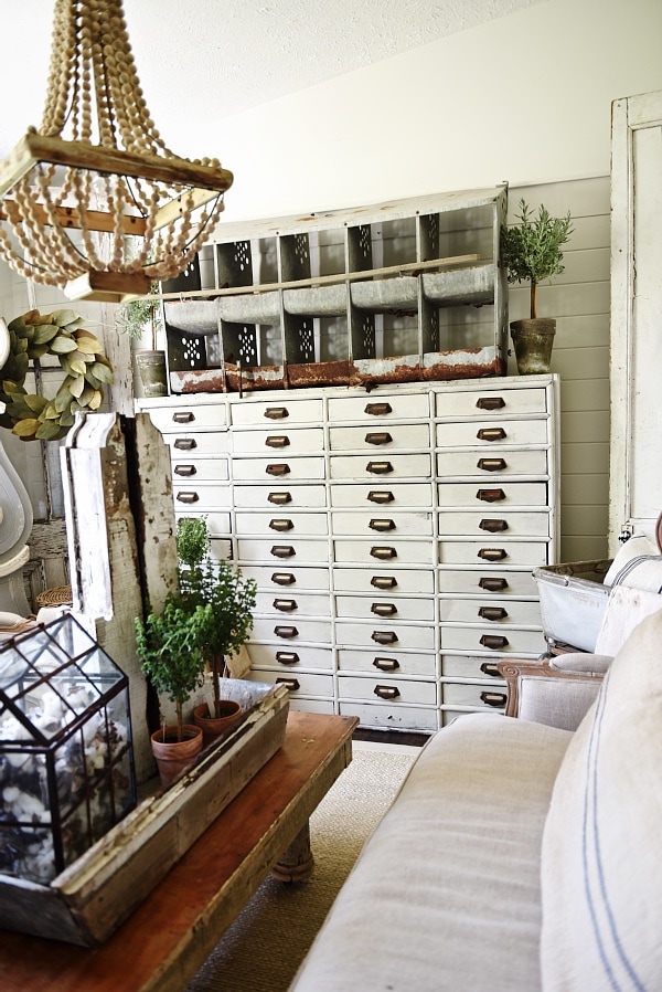 How to give any house farmhouse style - Great tips on how to make any home look like a farmhouse! A must pin for a great blog with farmhouse style tips & tricks. 