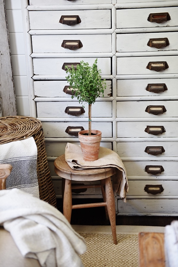 Rustic farmhouse living room - see how to create this cozy living room with a mix of old & new items. A must pin for farmhouse decor! 