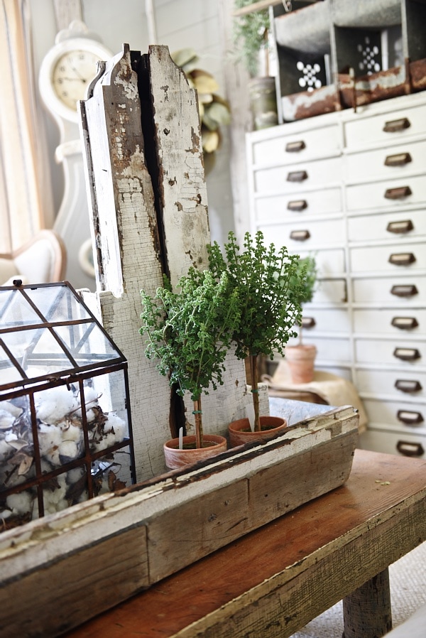 Rustic farmhouse living room - see how to create this cozy living room with a mix of old & new items. A must pin for farmhouse decor! 