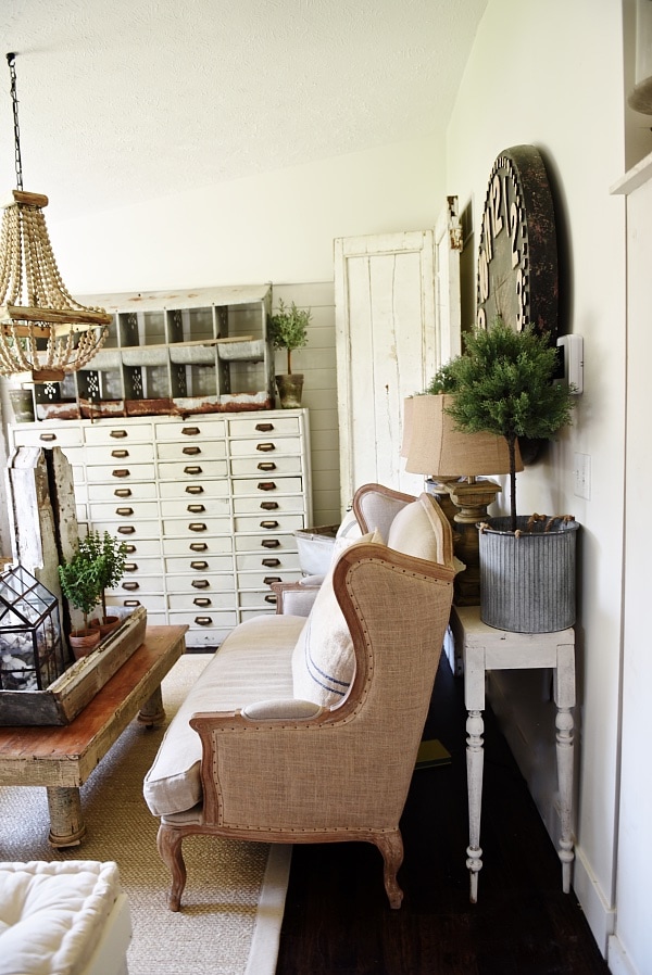 Rustic farmhouse living room - see how to create this cozy living room with a mix of old & new items. A must pin for farmhouse decor! 