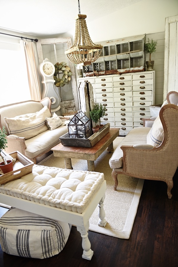 Rustic farmhouse living room - see how to create this cozy living room with a mix of old & new items. A must pin for farmhouse decor! 