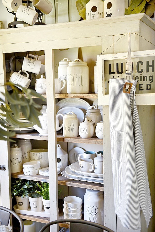 Farmhouse dining room makeover - See the before & after of this dining room & see how it went from 80's tri-level to lovely farmhouse in a few easy steps.
