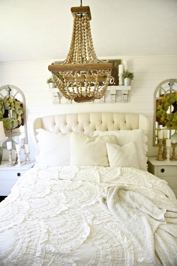 Cozy farmhouse bedroom makeover - Great pin for an entire farmhouse decor makeover! 