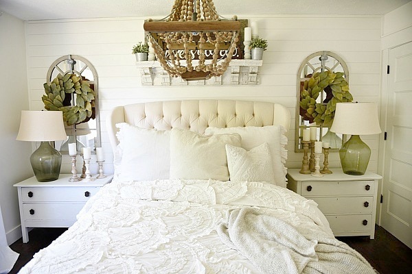 Cozy farmhouse bedroom makeover - Great pin for an entire farmhouse decor makeover! 