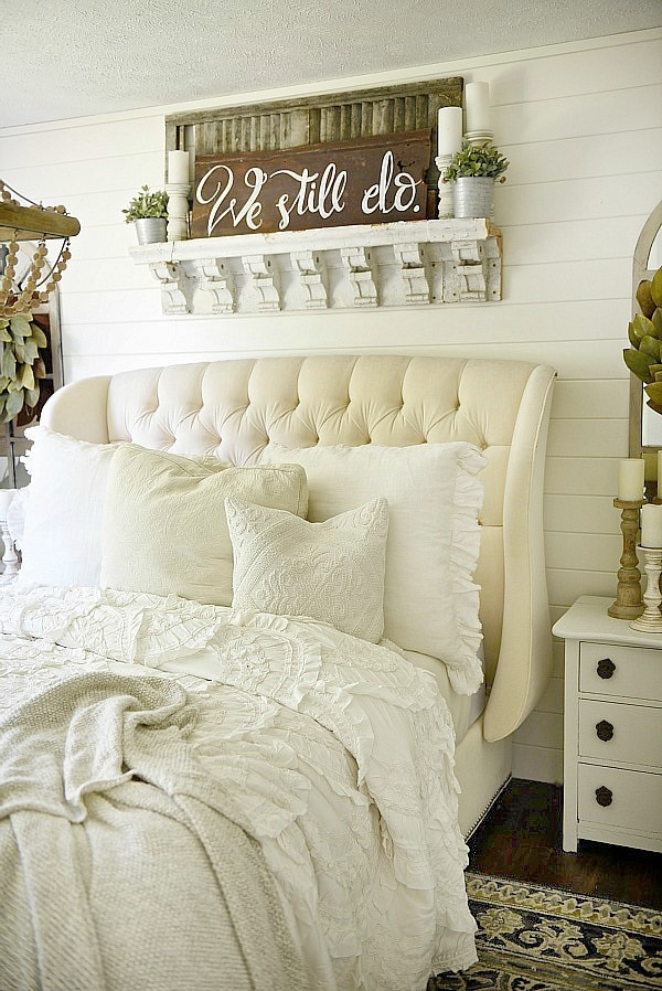 Cozy farmhouse bedroom makeover - Great pin for an entire farmhouse decor makeover! 