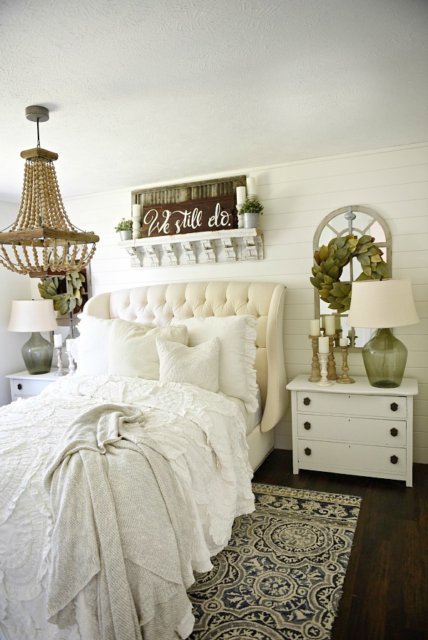 Cozy farmhouse bedroom makeover - Great pin for an entire farmhouse decor makeover! 