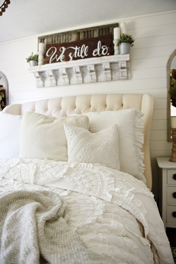 Cozy farmhouse bedroom makeover - Great pin for an entire farmhouse decor makeover! 