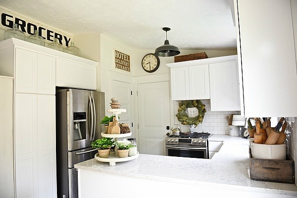 Farmhouse kitchen makeover - see how this 80's tri-level was turned into a farmhouse kitchen with some simple & easy steps. A must pin for farmhouse inspired decor!