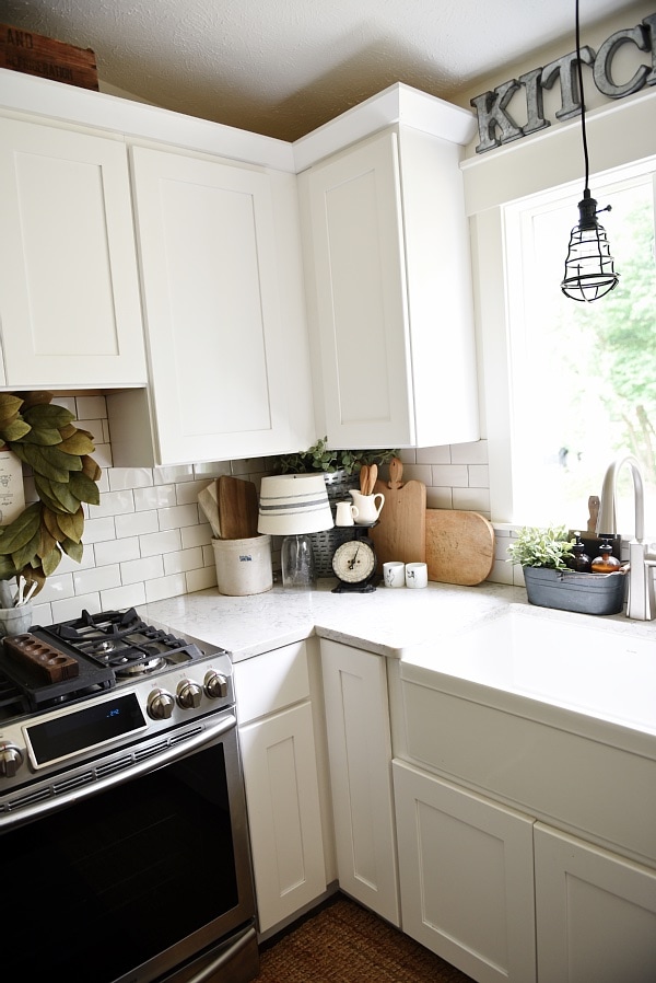 How to give any house farmhouse style - Great tips on how to make any home look like a farmhouse! A must pin for a great blog with farmhouse style tips & tricks. 