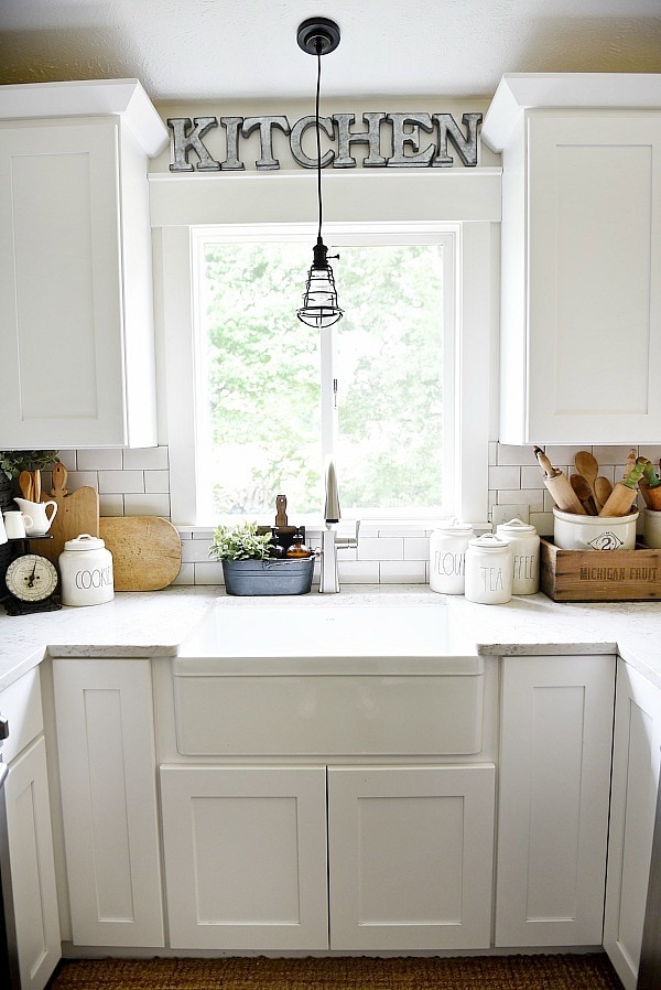 Farmhouse kitchen makeover - see how this 80's tri-level was turned into a farmhouse kitchen with some simple & easy steps. A must pin for farmhouse inspired decor!