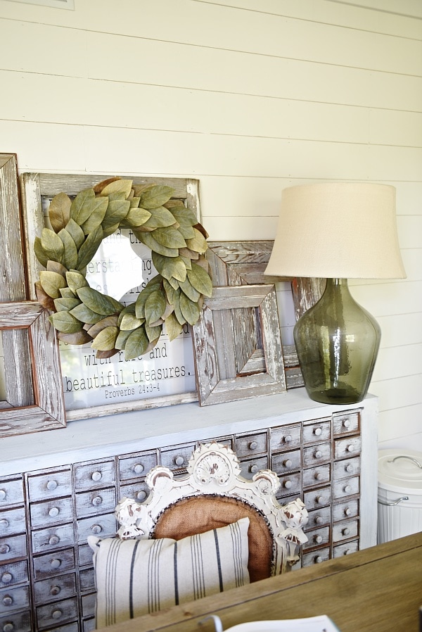 How to give any house farmhouse style - Great tips on how to make any home look like a farmhouse! A must pin for a great blog with farmhouse style tips & tricks. 