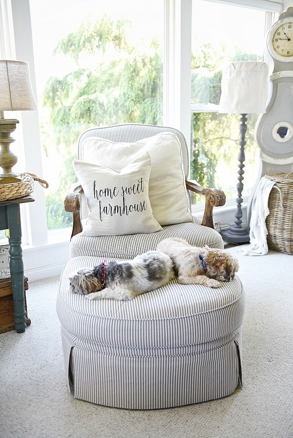 Farmhouse sunroom - farmhouse pillows. Great pin for neutral cozy cottage style farmhouse decor. 