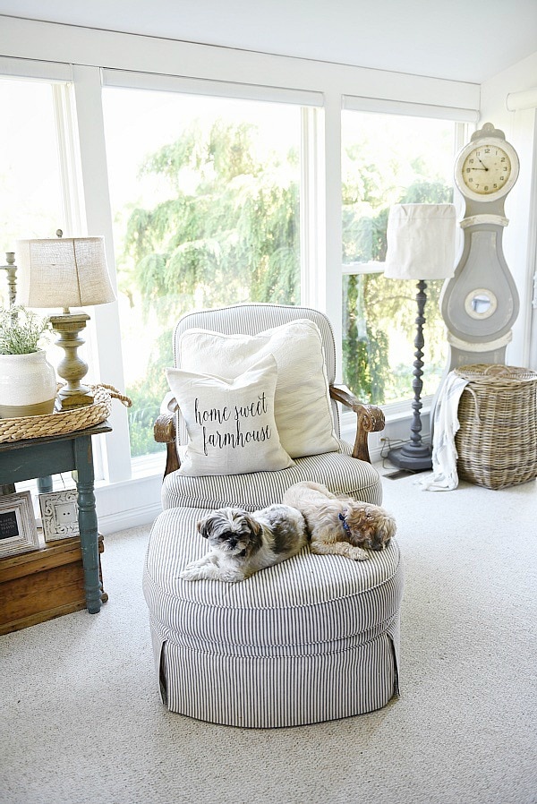 Farmhouse sunroom - farmhouse pillows. Great pin for neutral cozy cottage style farmhouse decor. 