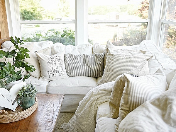 Farmhouse sunroom - farmhouse pillows. Great pin for neutral cozy cottage style farmhouse decor. 
