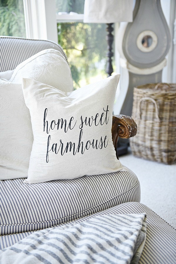 Farmhouse sunroom - farmhouse pillows. Great pin for neutral cozy cottage style farmhouse decor. 