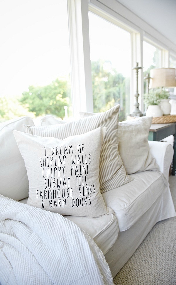 Farmhouse sunroom - farmhouse pillows. Great pin for neutral cozy cottage style farmhouse decor. 