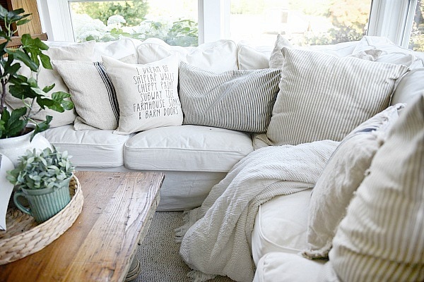 Farmhouse sunroom - farmhouse pillows. Great pin for neutral cozy cottage style farmhouse decor. 
