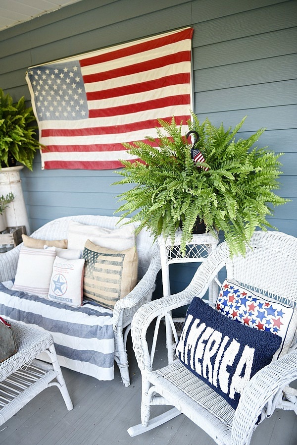 Farmhouse style fourth of july porch - Great inspiration for farmhouse decor ideas! 