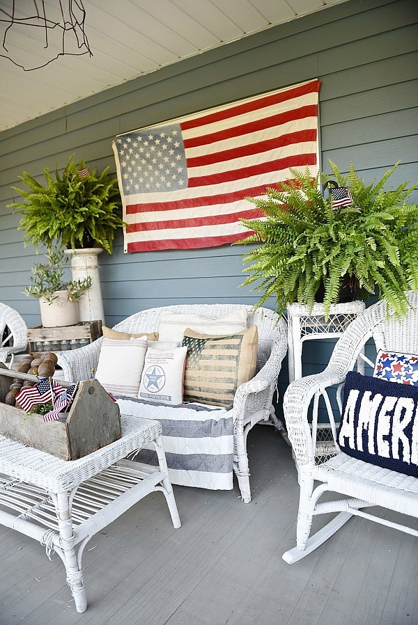 Farmhouse style fourth of july porch - Great inspiration for farmhouse decor ideas! 