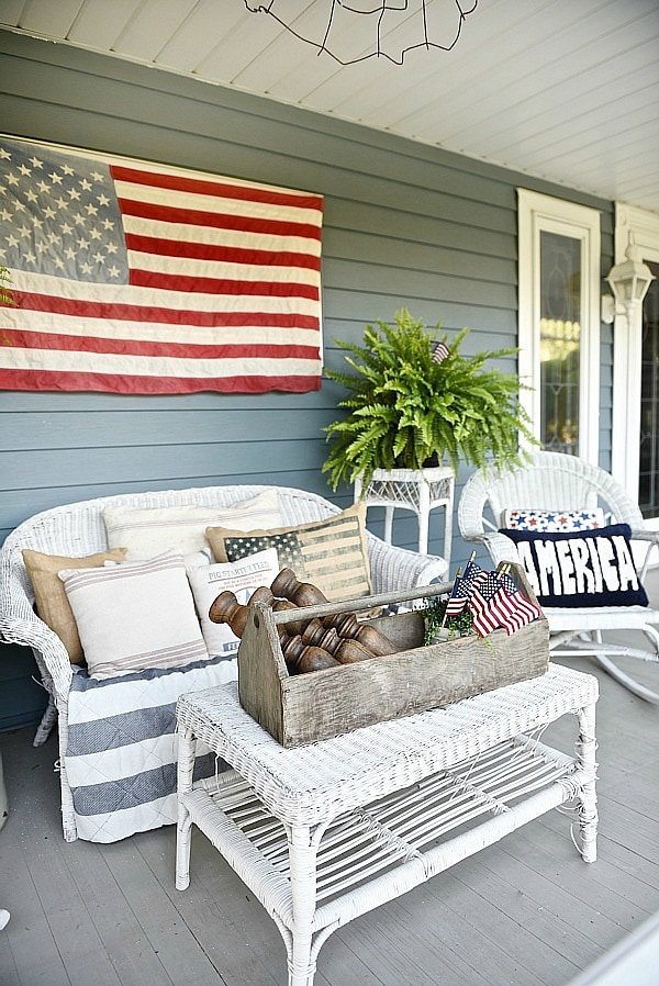 Farmhouse style fourth of july porch - Great inspiration for farmhouse decor ideas! 