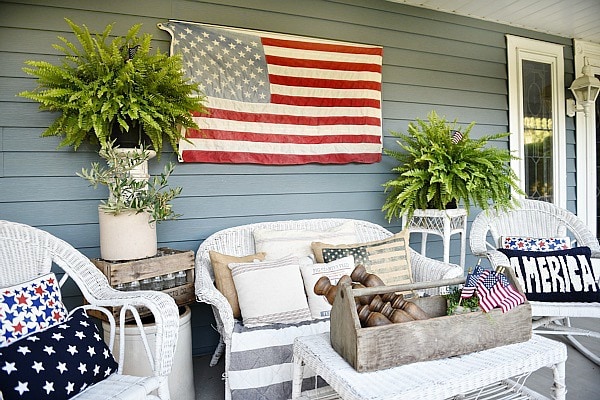 Farmhouse style fourth of july porch - Great inspiration for farmhouse decor ideas! 